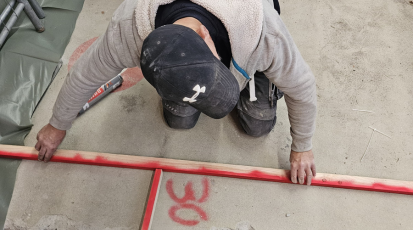 Mann mit Cap beim Ausmessen