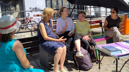 People on a bench in Landau, chatting