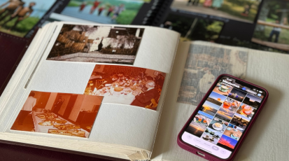 Alte Fotoalben und eine digitale Bildergalerie. 