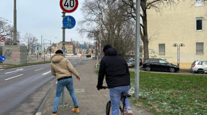 Fußgänger wird fast von Radfahrer umgefahren