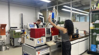 Studentin Zühre Baysal bei der Arbeit