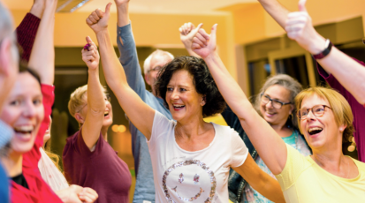 Lachende Menschen beim Lachyoga