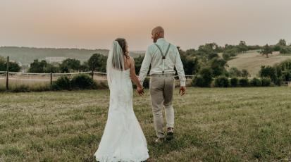 Hochzeitspaar beim Fotoshooting. Quelle: Lina Schumacher (Symbolbild) 