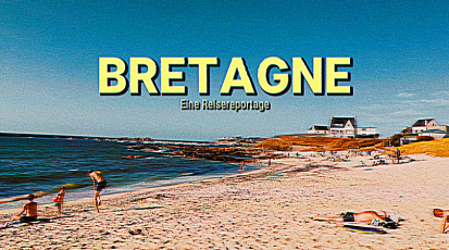 Ein Bild von einem Strand in der französischem Bretagne, mit dem Text: Bretagne, eine Reisereportage.