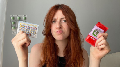 Frau mit unsicherem Gesichtsausdruck. In der einen Hand hat sie Kondome, in der anderen verschiedene Pillen.