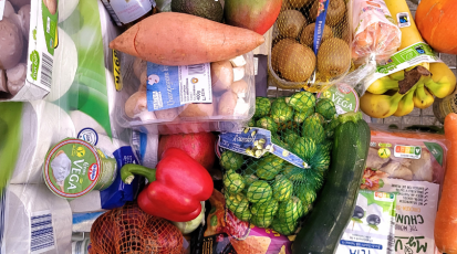 Buntes Gemüse liegt in einem Einkaufswagen.