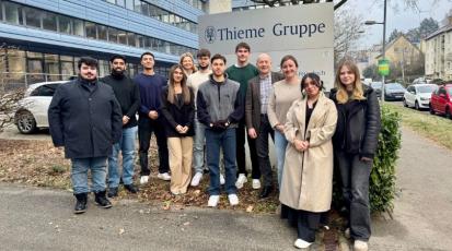 Die Studenten der HdM, der Professor und die Auftraggeber des Thieme-Verlags bei einem Gruppenbild vor dem Unternehmen