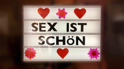 Leuchttafel mit Aufschrift "Sex ist schön"