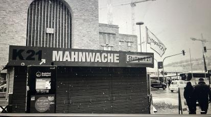 Aktivistischer Stand vor dem Bahnhof