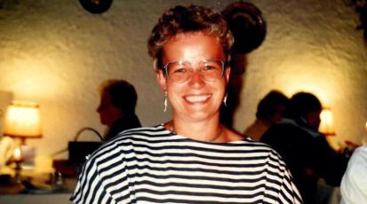 Meine Oma in jungen Jahren, wie sie in die Kamera strahlt