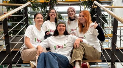 Das Entwicklerteam von ResQ auf einer Treppe.