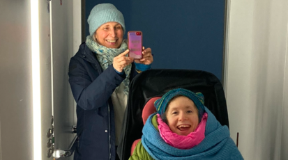 Mutter Christel Kreß mit ihr Tochter Emma im Rollstuhl