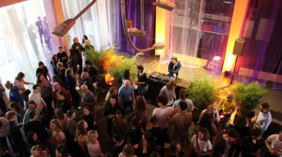 Tanzende Menschen und DJ Pult bei der Pre-Work-Party