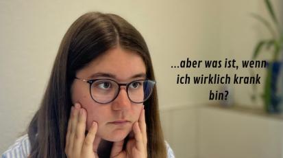 Person vor dem Spiegel, schaut sich kontrollierend an