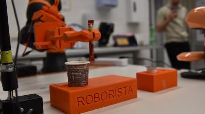 Der Roboter-Barista in Aktion.