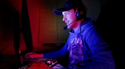 Ein Gamer sitzt vorm PC