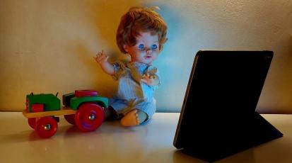 Eine Puppe sitzt vor einem IPad