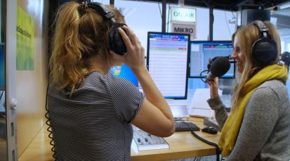 Zwei Frauen in einem Tonstudio