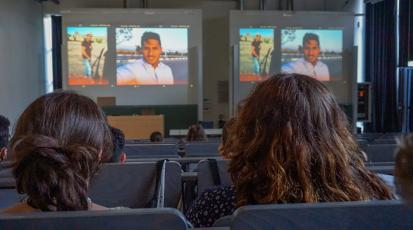 Zwei Studentinnnen von hinten.