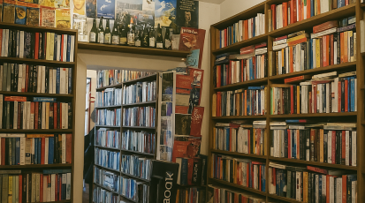 Buchladen mit einer großen Auswahl an allerlei Genres