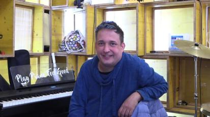 Jean-Marc sitzt im Proberaum