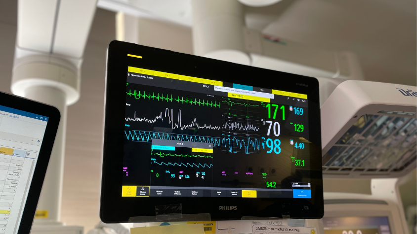 Monitor, der die Vitalwerte des Frühchens anzeigt.