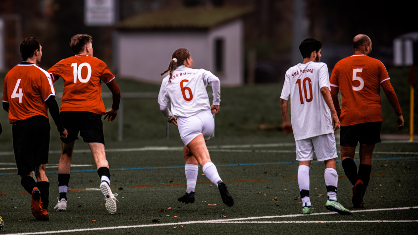 Julia Rudolph, umzingelt von ihren männlichen Gegenspielern, läuft nach einem Freistoß in den 16er.