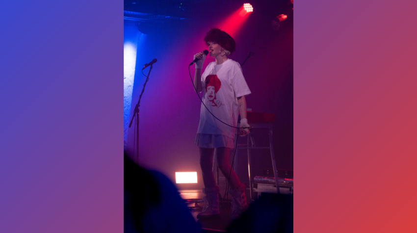 Yeva performt im Rampenlicht auf einer Bühne.
