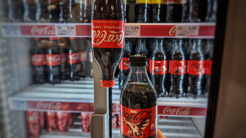 Eine Original und eine Zero Cola vor einem Kühlregal