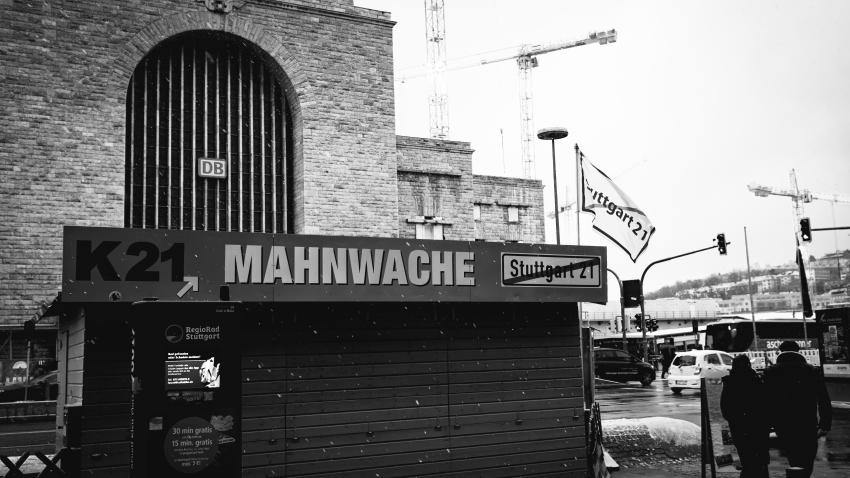 Mahnwache der S21 Gegner vor dem Hauptbahnhof