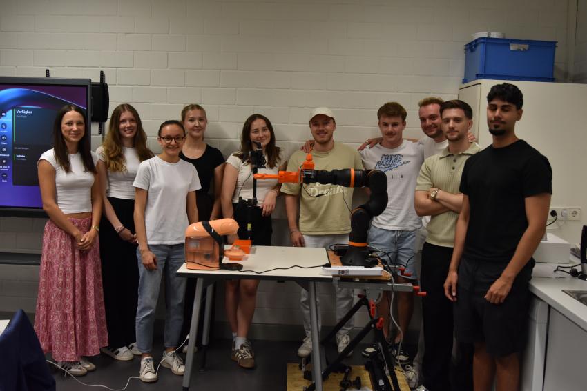 Das Team um den Kafferoboter „Roborista" versammelt sich um ihre Maschine.