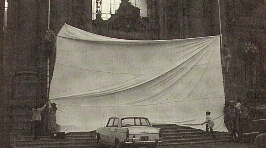 Ein großes weißes Tuck versperrt den Eingang zum Museum der Erinnerungen und der Menschenrechte in Santiago de Chile 1979