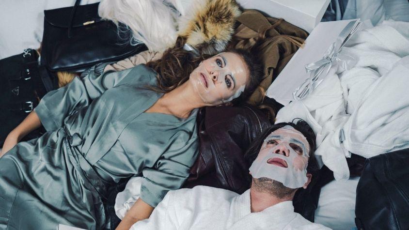 Zwei Models liegen auf dem Bett mit Gesichtsmasken