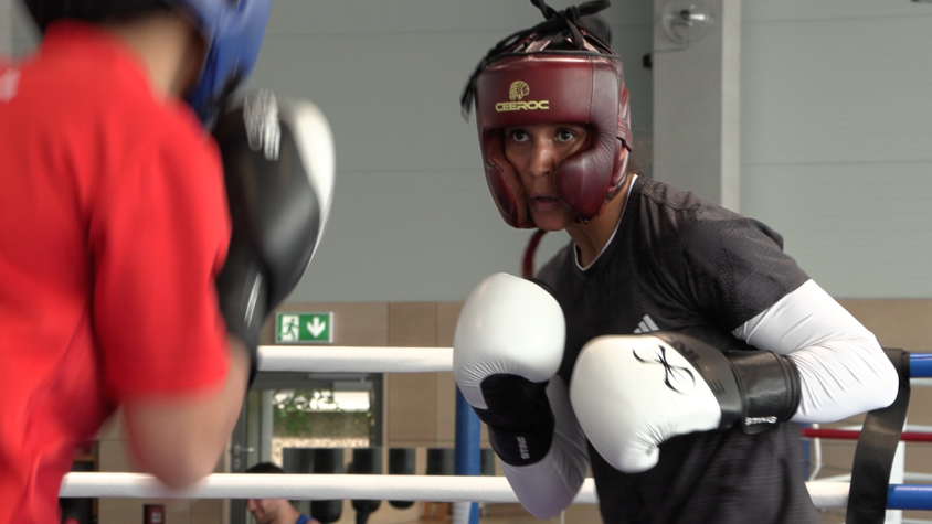 Eine Boxerin im Boxring