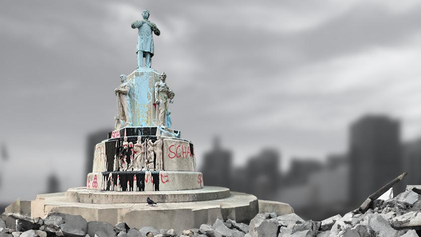 Eine Statue, verschmiert und auf Trümmern erbaut
