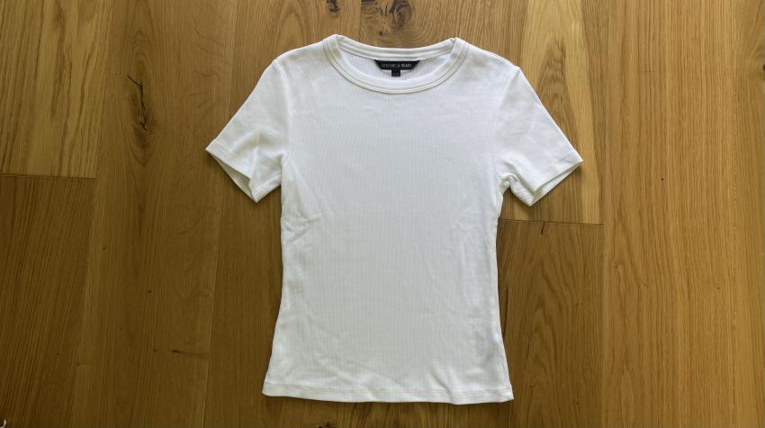 Weißes T-Shirt auf dem Boden