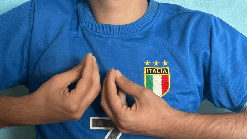 Ein Mann trägt ein T-Shirt der italienischen Mannschaft und gestikuliert