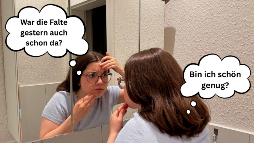 Frau schaut in den Spiegel und hat Selbstzweifel.