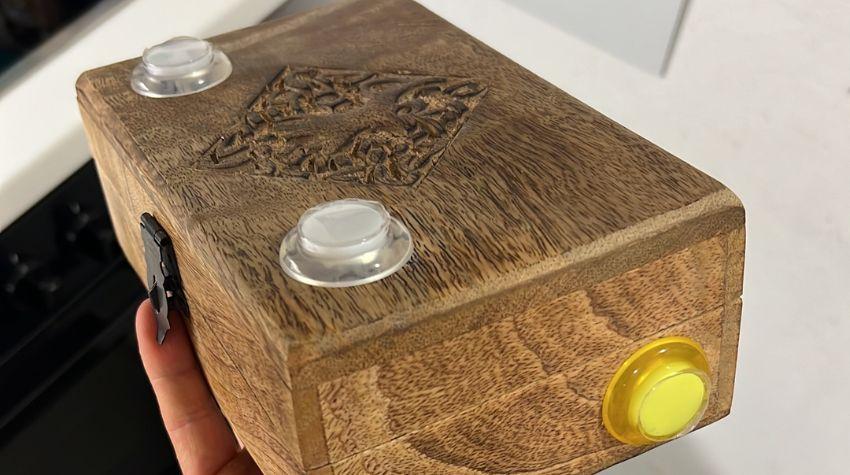 Der Controller ist eine Holzbox mit Knöpfen.