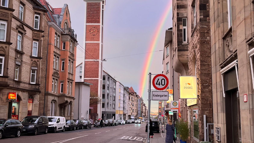 Bild von einer Straße mit Regenbogen in der Stadt 