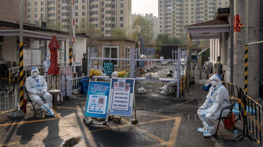 Mitarbeiter einer Teststelle in Peking in Schutzkleidung.