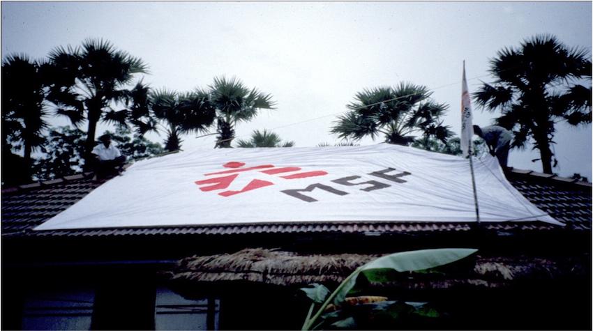 MSF-Flagge auf örtlicher Krankenstation