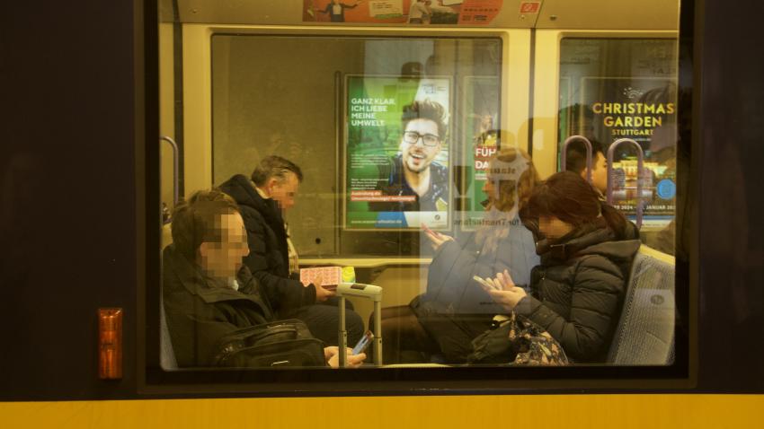 Menschen in der Stuttgarter Stadtbahn.