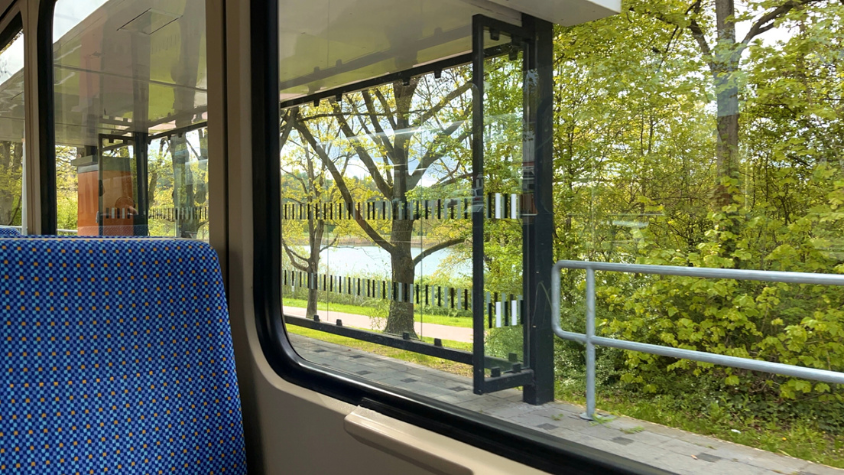 sonniger Ausblick aus der Straßenbahn