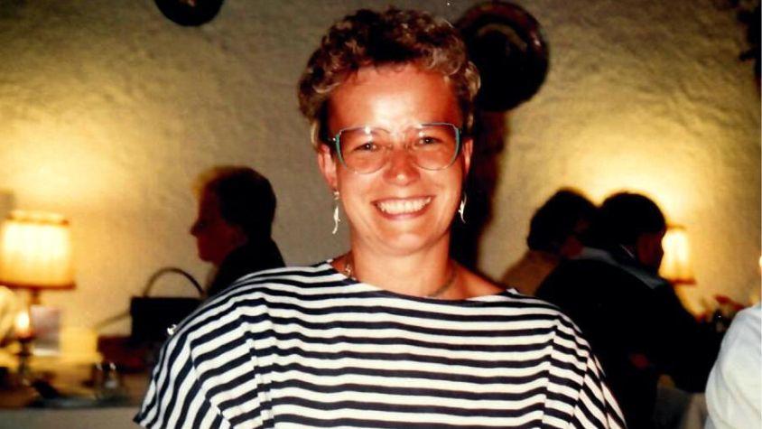 Meine Oma in jungen Jahren, wie sie in die Kamera strahlt