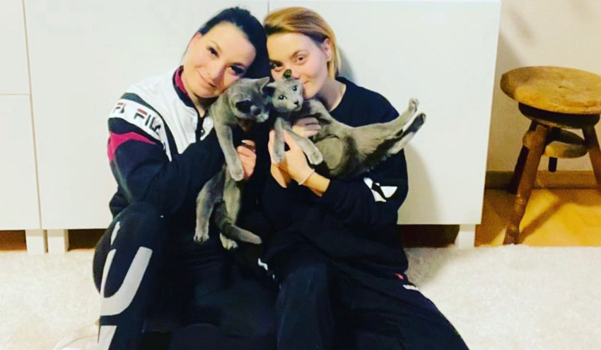 Clara (rechts) hat kleine russisch blau Katzen, die ihre Wohnung mit Leben füllen. Nicht nur Clara, sondern auch Luise (links) hat einen guten Draht zu den Katzen.