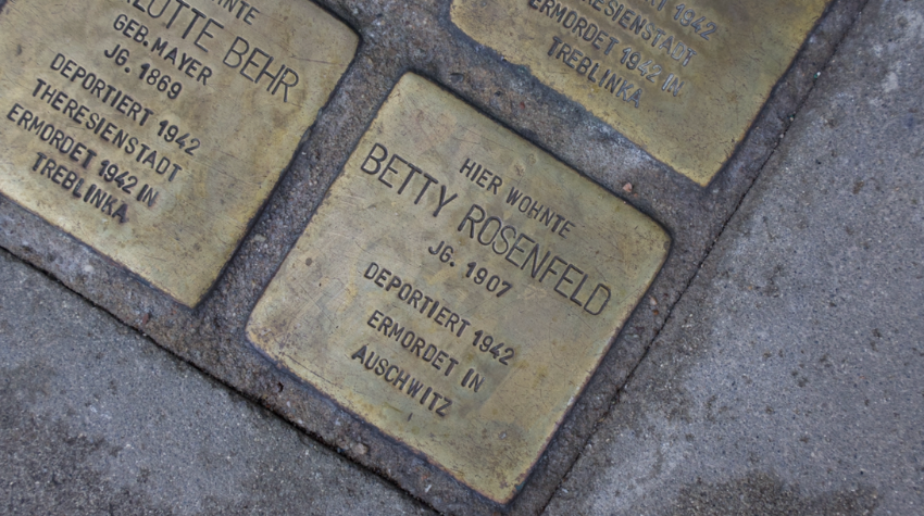 Man sieht den Stolperstein von Betty Rosenfeld in der Breitscheidstraße.