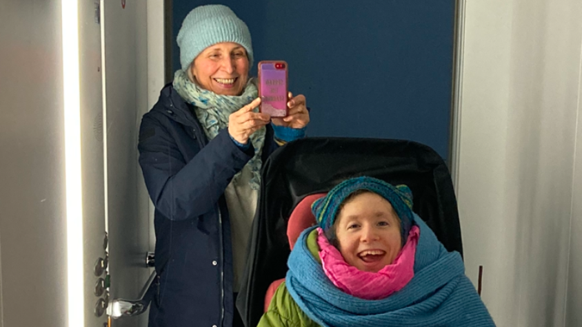 Mutter Christel Kreß mit ihr Tochter Emma im Rollstuhl