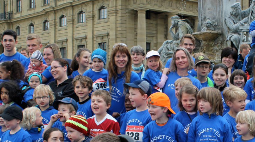 Annette in Mitten von Eltern und Kindern beim Residenzlauf