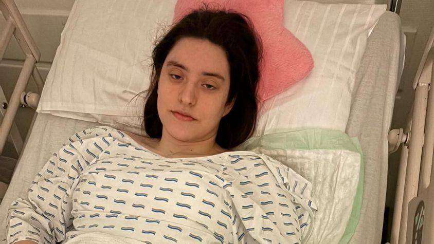 Lilli, eine junge Frau, liegt im Krankenhausbett